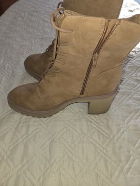 Women's Lace-Up Block Heel Boots - Tan